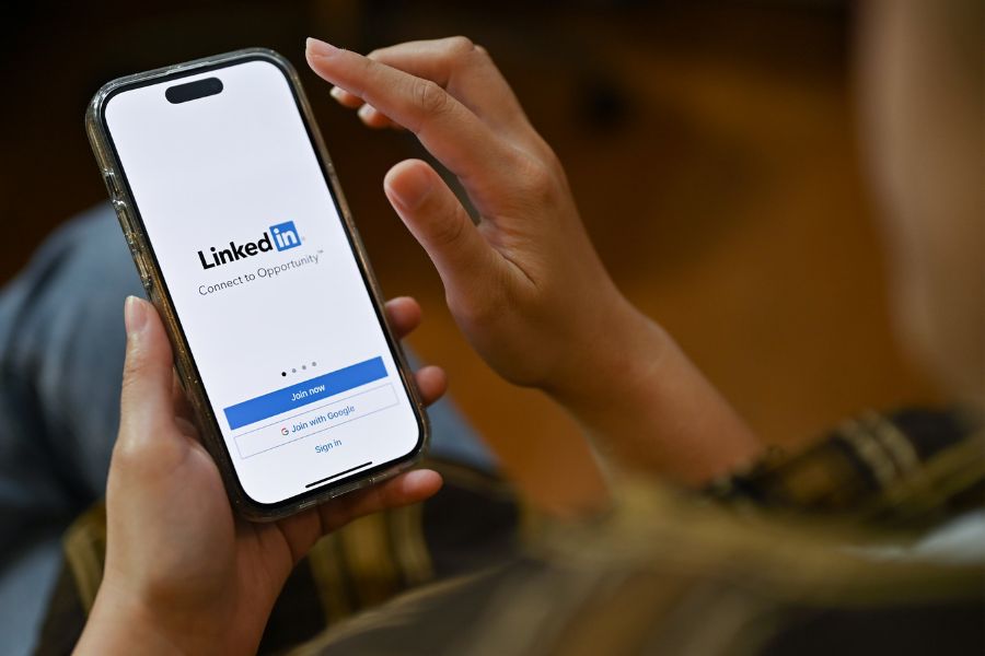 How to Leverage LinkedIn for Lead Generation and Recruitment